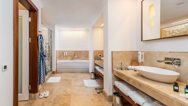 AZURE-VILLAS-2-BEDROOMS-BATHROOM-1.jpg