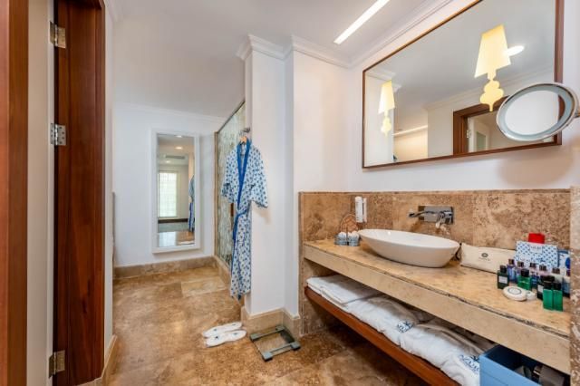 AZURE-VILLAS-BATHROOM1.jpg