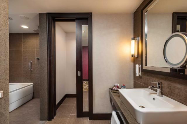 CORNELIA-DIAMOND--STANDARD-GARDEN-VIEW---BATHROOM.jpg