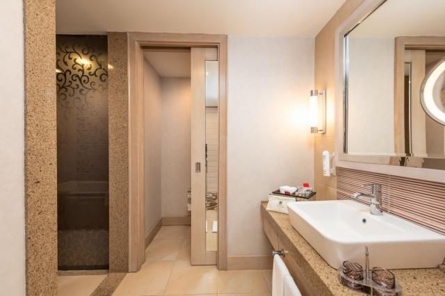 CORNELIA-DIAMOND-BLUE-SUITE-BATHROOM.jpg