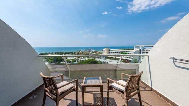 CORNELIA-DIAMOND-BLUE-SUITE-TERRACE.jpg
