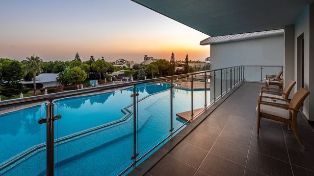 CORNELIA-DIAMOND-DIAMOND-SUITE-TERRACE.jpg