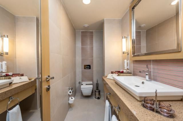 CORNELIA-DIAMOND-FAMILY-SUITE-BATHROOM1.jpg