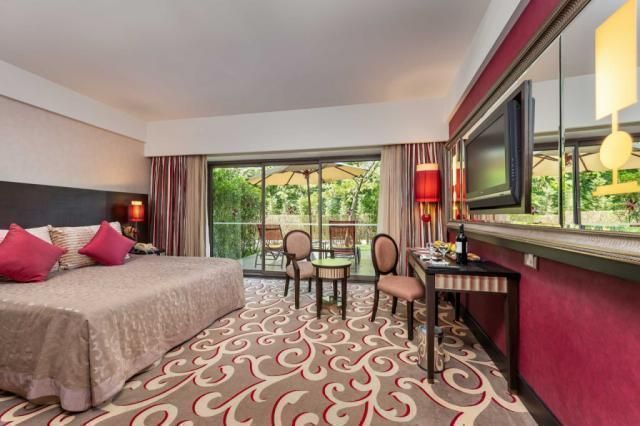 CORNELIA-DIAMOND-GARDEN-FAMILY-ROOM-2.jpg