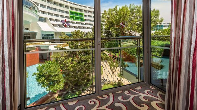 CORNELIA-DIAMOND-TURQUOISE-LAKE-VILLA-BACK-VIEW.jpg