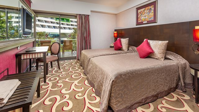 CORNELIA-DIAMOND-TURQUOISE-LAKE-VILLA-BEDROOM.jpg